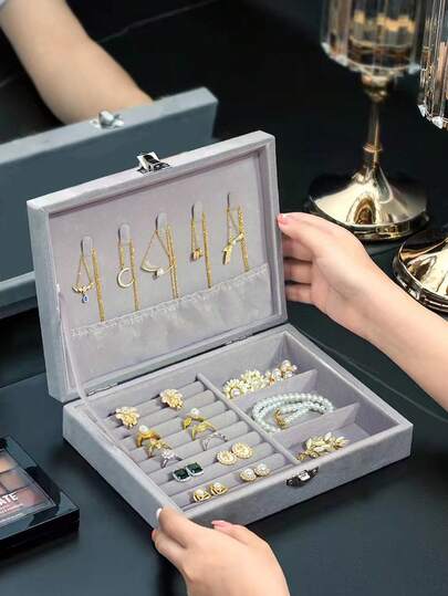 带锁首饰收纳盒，天鹅绒多层首饰盒，桌面首饰整理盒，首饰及配件收纳盒，防潮首饰盒，项链架，戒指盒，便捷首饰收纳盒，多功能首饰整理盒，柔软布衬里，外部锁扣，内部隔层挂钩，适合存放戒指、项链、耳环、吊坠等。