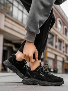 男士个性化时尚黑色皮革拼接字母印花系带运动鞋,舒适休闲街头风情侣鞋,适合青少年 - 黑色 - 查看 10