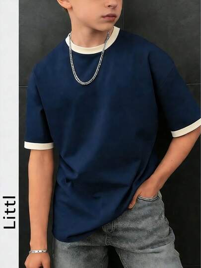 Camiseta infantil de manga curta oversized com detalhes contrastantes, modelo casual streetwear para o verão.