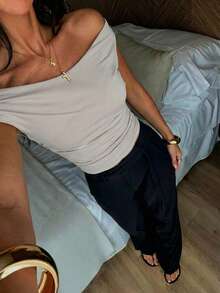 SOLTRB 新款女士露肩纯色极简T恤，修身短款设计，休闲百搭，适合日常通勤和休闲聚会。 - 卡其色 - 查看 9