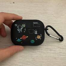 Funda protectora con elemento de astronauta compatible con auriculares inalámbricos Bluetooth de Apple, funda resistente a arañazos y golpes compatible con la funda de carga de auriculares Bluetooth de Apple - Negro - Ver 13