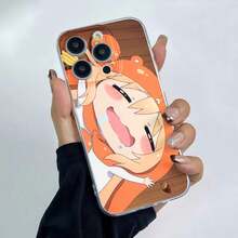 Chica de anime llorando con un disfraz naranja con capucha. Esta elegante funda es compatible con Samsung, Apple, OPPO, , etc. Fabricada en TPU flexible, resistente a golpes y arañazos, ofrece una excelente protección contra caídas y un agarre cómodo. Es un regalo ideal para familiares, amigos y seres queridos, y una opción perfecta para festivales. - transparente - Ver 2