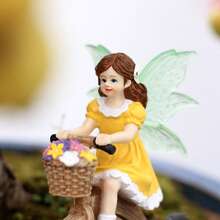 Estátua de fada em resina, montada em uma bicicleta florida - 8,3 cm (3,26 polegadas), com asas brilhantes e um toque de humor. Ideal para decorar jardins floridos da primavera, gramados, varandas e áreas externas, além de ser um ótimo presente para a Páscoa e o Dia dos Namorados. - Menina das flores em uma bicicleta - Ver 5