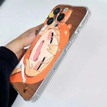 Chica de anime llorando con un disfraz naranja con capucha. Esta elegante funda es compatible con Samsung, Apple, OPPO, , etc. Fabricada en TPU flexible, resistente a golpes y arañazos, ofrece una excelente protección contra caídas y un agarre cómodo. Es un regalo ideal para familiares, amigos y seres queridos, y una opción perfecta para festivales. - transparente - Ver 5