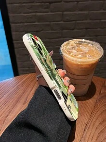 Collage verde con elementos y arte japonés. Esta elegante funda para teléfono es compatible con Samsung, Apple, OPPO, , etc. Fabricada en TPU flexible, resistente a golpes y arañazos, ofrece una excelente protección contra caídas y un agarre cómodo. Es un regalo ideal para familiares, amigos y seres queridos, y una opción perfecta para festivales. - Blanco - Ver 5