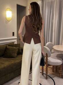 Áo vest dệt kim không tay màu nâu dành cho nữ, điểm nhấn là các nút kim loại lấy cảm hứng từ đại dương, kiểu dáng ôm sát tôn dáng, chất liệu dệt kim thoáng khí, thân thiện với da, thiết kế không tay hở vai, mang đến phong cách sang trọng kiểu Pháp, phù hợp cho công sở, hẹn hò ăn trưa và những việc vặt trong thành phố. - Cà phê nâu - Xem 5