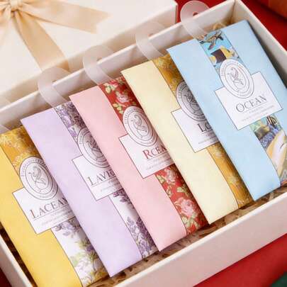 悬挂式衣柜香氛包，持久留香，有效去除烟味、霉味等异味，小巧便捷，适用于衣柜、鞋柜、浴室等空间，香氛包，香氛片