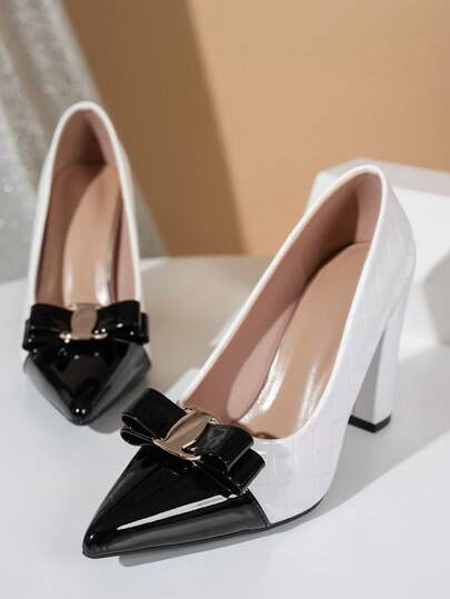 尖头蝴蝶结高跟鞋，亮面皮革，粗跟，适合工作和通勤穿着。