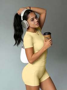 TCVC 女士时尚纯色高弹亲肤修身运动套装，2件套 - 高腰紧身短裤（带手机口袋）和亲肤透气修身运动T恤，适合瑜伽、跑步、骑行、健身房锻炼等夏季运动。 - 淡黃色 - 查看 2