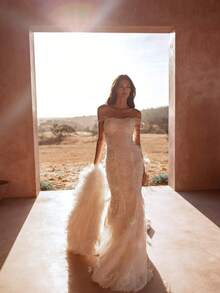 Luxury Feather & Shimmer Organza Mermaid Wedding Dress For Women, Strapless Sculpted Bodice With Detachable Ostrich Feather Sleeves, Sleek Open Back Design And Curve-Hugging Silhouette, Softly Flared Hem With Light Trailing Train; Fashion-Forward Statement Bridal Gown Featuring Lightweight Glitter Organza, Airy Sheer Layers And Plush Feather Accents For Fluid Movement And Elegant Drama, Highlighting Waist, Hips And Feminine Shape; Ideal For Outdoor Evening Receptions, Beach Weddings, Intimate Ceremonies, Destination Celebrations, Photoshoots, Engagement Parties, Christmas & Halloween Events, Formal Balls And Stylish Special Occasions - 白色 - 查看 2