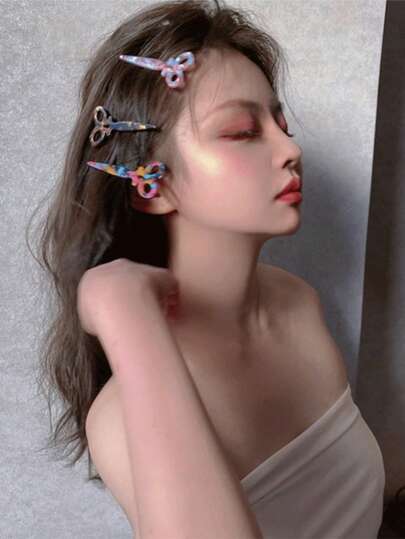 1个创意剪刀造型彩色醋酸纤维发夹，适合女性日常通勤、休闲外出、聚会、度假及各种场合佩戴。