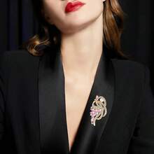 1pc Elegant Personalized Pink Crystal Brooch, Alloy Rhinestone Niche Design Clothing Pin, High-End Suit Lapel Pin - Yellow Gold - View 5