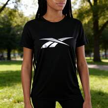 Playera Reebok Basic Athlete Tee Negra para Mujer Camiseta Deportiva Transpirable con Cuello Redondo Logo Frontal Metalizado Ajuste Atlético Manga Corta Ideal para Gym Running Fitness Entrenamiento Diario y Look Deportivo - Negro - Ver 4