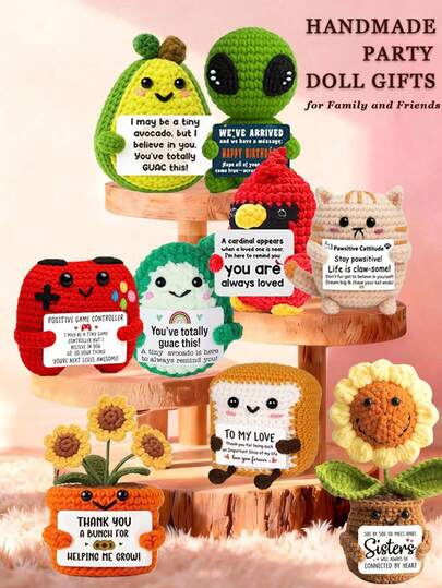 1件手工钩编桌面摆件，可爱娃娃造型，是送给闺蜜、女友、姐妹、妈妈、奶奶、同事、家人的理想生日礼物，传递积极情绪，创意派对、万圣节、圣诞节、表达感谢之情，毛绒娃娃，钥匙扣挂件，小礼物