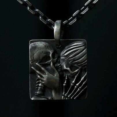 朋克风配饰：骷髅头造型项链，配有眼神交流设计。合金材质。酷炫时尚。