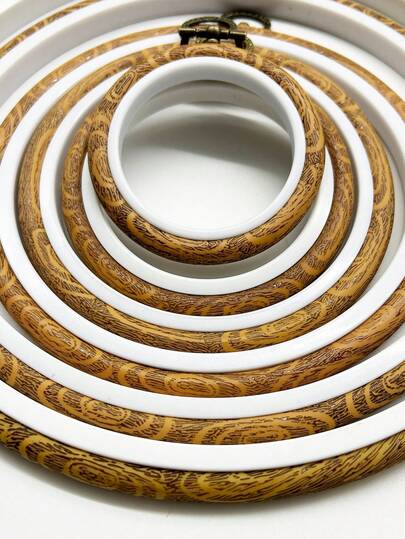 Round/Oval Vintage Embroidery Hoops, Retro Decorative Hanging Ornaments, Suitable For Cross-Stitch And Needlework Projects, With Metal Rings, Coffee Brown Color, DIY Handcraft Embroidery Tool Kit, Applicable For Cross-Stitch Artworks