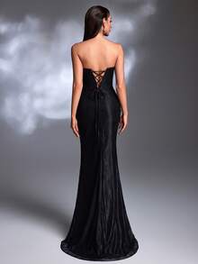 Un vestido de noche elegante de cola de sirena con abertura alta, encaje negro fruncido y cordones sin tirantes - Negro - Ver 2