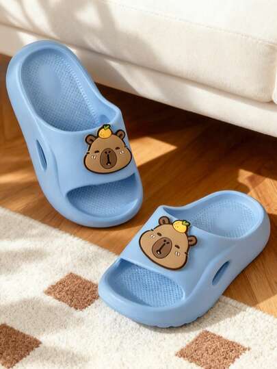 新款儿童拖鞋，纯蓝色，简约百搭，EVA材质，可爱卡通帕巴拉3D装饰，男女童皆宜，轻便柔软，室内、卧室、浴室、户外行走皆可穿着，春夏皆宜。