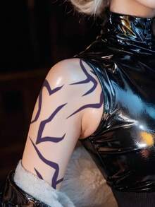 1张防水、防汗、不反光的临时纹身贴纸。INS风紫色恶魔条纹设计，适用于脸部、前臂和锁骨——时尚性感纹身，适合时尚派对、演出和日常使用。艺术逼真的纹身图案，带有简短的英文短语；是派对礼品或礼物的完美之选。可持续3-5天。 - 紫色 - 查看 3