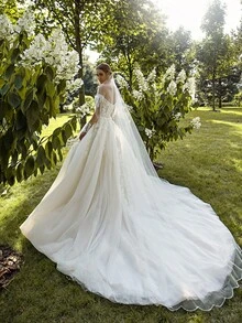 Enchanting Off-The-Shoulder Wedding Gown With Floral Appliqué Bodice And Sweetheart Neckline – Sophisticated Floor-Length A-Line Dress Featuring Elegant Long Sleeves, Delicate Floral Detailing, And A Gracefully Flowing Silhouette, Perfect For Weddings, Christmas Galas, Halloween Balls, Formal Dances, Birthday Soirées, And Special Evening Events. A Versatile Choice For Wedding Receptions, Holiday Gatherings, Anniversary Dinners, Luxury Getaways, Black-Tie Occasions, Cocktail Parties, Bridal Showers, Wedding Guest Attire, Graduation Formals, Homecoming Celebrations, And As A Breathtaking Bridesmaid Or Festive Evening Gown. - trắng - Xem 2
