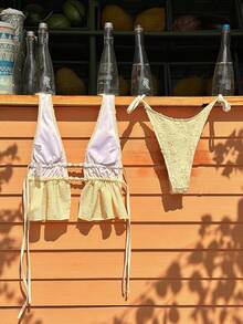 Set bikini la modă pentru femei, cu decolteu adânc în V, cu halter, design cu nod la spate, costum de baie texturat, accentuează silueta atrăgătoare pentru vacanță la plajă - Galben - Vizualizare 2