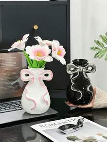 Vaso branco com laço rosa, vaso de flores delicado para quarto de estudante, decoração feminina e charmosa para apartamento. - Tamanho único serve para todos - Ver 1