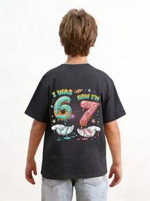 Camisa con estampado de "Tenía 6, ahora tengo 7" de 67 elementos de dibujos animados coloridos para niño preadolescente, adecuada para actividades, uso diario, uso en fiestas, regalo de cumpleaños para niño preadolescente, fiesta de cumpleaños, regalo ideal para celebración de cumpleaños, parte superior de verano para niño preadolescente - Gris Oscuro - Ver 2