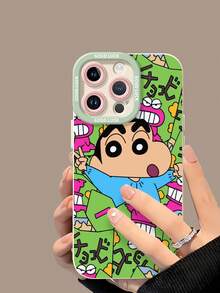 Shin-chan sonriendo con el símbolo de la paz rodeado de arte. Esta elegante funda es compatible con Samsung, Apple, OPPO, , etc. Fabricada en TPU flexible, resistente a golpes y arañazos, ofrece una excelente protección contra caídas y un agarre cómodo. Es un regalo ideal para familiares, amigos y seres queridos, y una opción perfecta para festivales. - Blanco - Ver 4