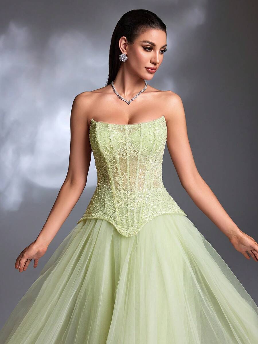 Un vestido de noche de lujo con falda de tul estilo corte, con encaje de lentejuelas verde claro, sin tirantes y con cordones - Verde hierba - Ver 1