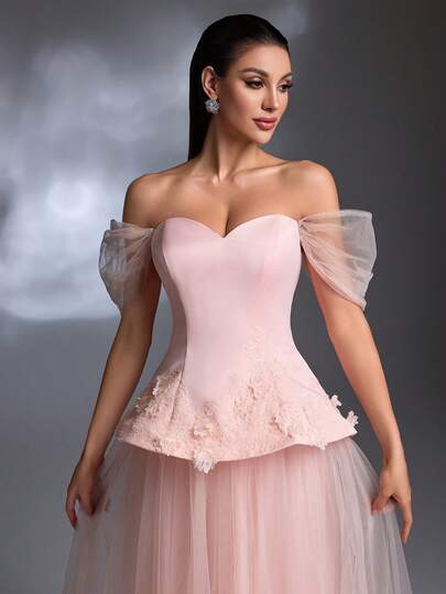 Un vestido de noche elegante de estilo princesa con falda de tul, cintura con peplum, bordado de flores 3D y encaje en color rosa pálido con hombros descubiertos