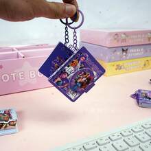 【K-POP粉丝美学】K-POP女团主题迷你螺旋笔记本和亚克力钥匙扣文具礼盒套装 - 多种鲜艳的角色艺术设计、优质亚克力钥匙扣、便携式螺旋笔记本和收藏级角色贴纸 - 彩色 - 查看 4