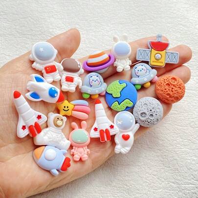 Bộ 18 mặt dây chuyền bằng nhựa hình phi hành gia, Trái đất, tên lửa theo chủ đề hoạt hình vũ trụ - Dùng làm kẹp tóc, ốp điện thoại, trang trí đồ trang sức DIY và sổ lưu niệm.