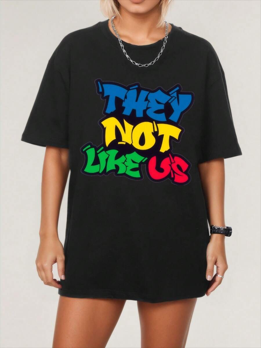 Women's Graphic Tee With Bold "THeY NoT LiKe US" Print - Short Sleeve Round Neck Casual Pullover - 100% Cotton Comfortable Summer T-Shirt - Machine Washable, Street Fashion Tee | Round Neck Top | Durable Fabric - 黑色 - 查看 1