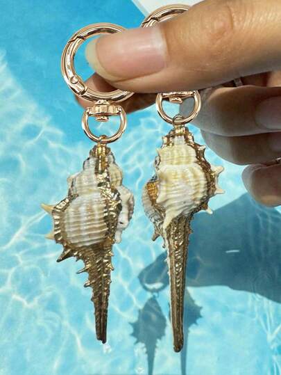 Asymmetric Natural Shell Conch Keychain, Exquisite Ocean Style Snail Bag Pendant, Bag Pendant, Beach, Summer, Fashionable And Exaggerated Women'S Natural Jewelry Accessories, Bag Decoration Accessories, Car Pendant, Handmade Creative Diy Necklace Earrings Wind Chime Pendant Accessories, Unisex. Perfect For Holidays, Birthdays, Parties, Wedding Season, Bridesmaid Gifts, Women'S Day, Girls' Day Gifts, And Souvenirs