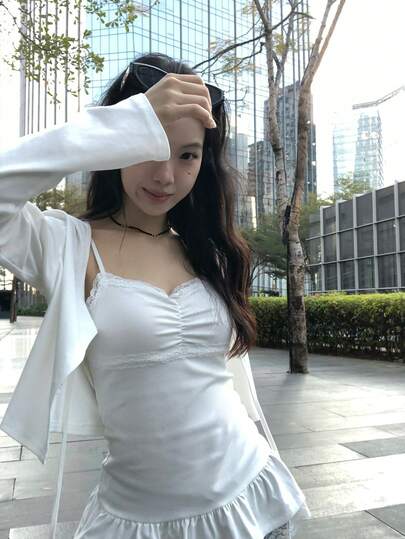 女士纯色韩式极简风格撞色蕾丝吊带背心，柔美休闲白色