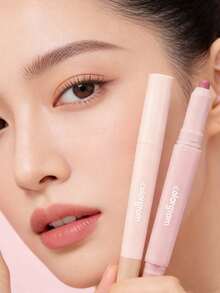Colorgram 双头哑光唇线笔，采用多功能设计，兼具高光和修容功能，轻松打造专业妆容。柔滑配方，顺滑易涂，可精准勾勒下睫毛线，瞬间提亮眼周肌肤。 - 01 暖蜜桃色 - 查看 2