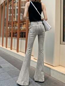 YEAE | 女士优雅浅色水洗喇叭长款牛仔裤，纽扣细节设计，中等弹力，休闲风格 - 灰色 - 查看 3