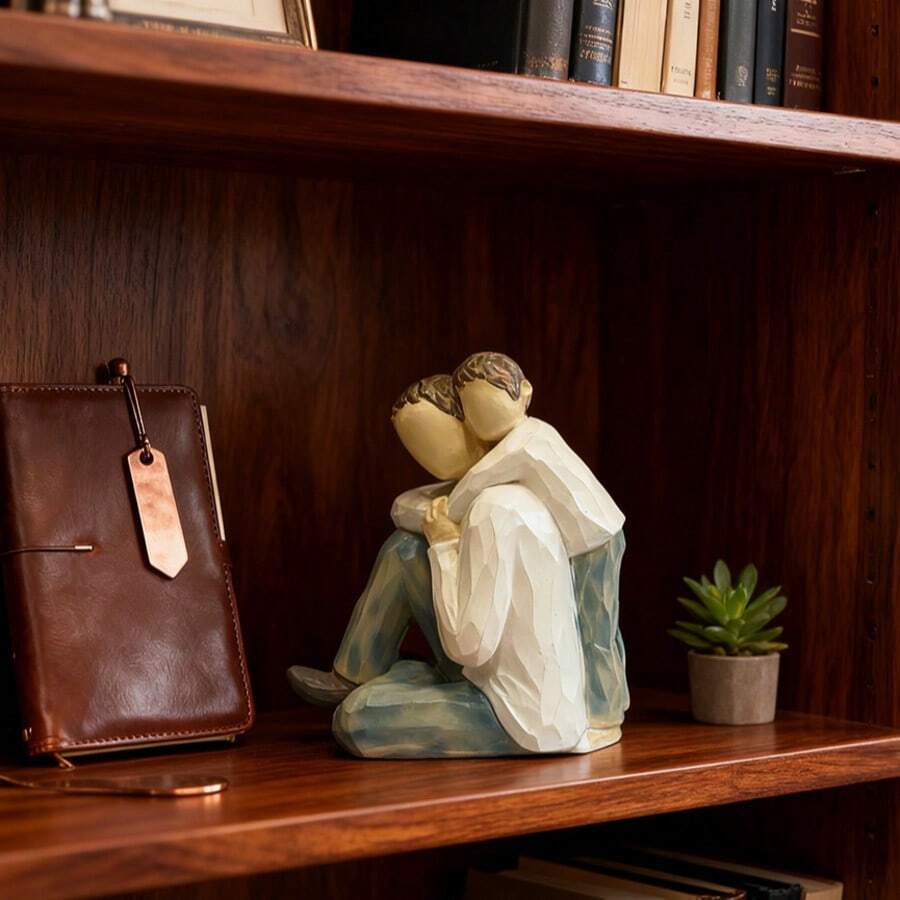 1 Piece | Size: 11.5cm*11.5cm / 4.53*4.53 Inches | Family-Themed Home Decor | Resin Material | Father And Son Embracing Figurine, Modern Geometric Style | Off-White & Blue-Grey Gradient | Seated Hugging Pose Shape | Faceted Cut + Abstract Face Design Details | Desktop Keepsake Display | Gift For Father's Day, Birthday, Or Everyday Appreciation | Ideal For Living Room, Study, Bedroom, Year-Round Home Decoration - 父子2025 - 查看 1