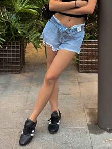 女士做旧毛边休闲牛仔短裤，带口袋，夏季款 - 淺色水洗藍 - 查看 5