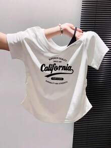 白色不對稱單肩 California 字母印花短袖 T-shirt，修身性感風格上衣，美式復古休閒日常夏季穿搭 - 白色 - 查看 4