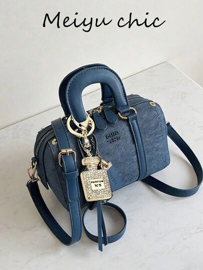 This Fashionable New Women's Handbag Features Letter Decoration, With Dual Handles And A Detachable Shoulder Strap. The Shoulder Strap Is Decorated With Metal Pendants And Tags, As Well As A Rhinestone Perfume Bottle Pendant. It Can Be Used As A Handbag, Shoulder Bag Or Crossbody Bag, Exuding A High-End Feel, Suitable For Commuting, Gatherings And Shopping Occasions.