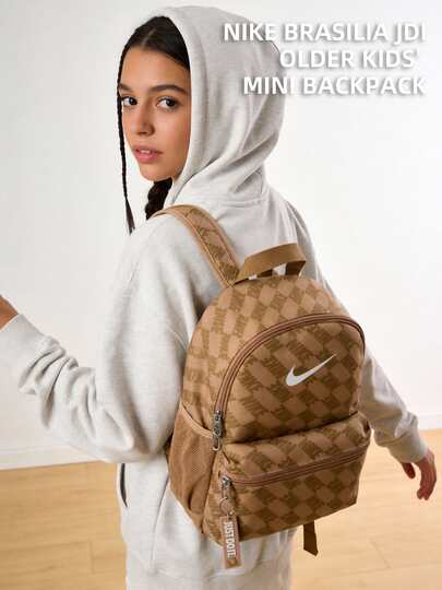 Nike BRSLA JDI MNI BK-AOP FA25 背包，大容量简约休闲日用背包，适合青少年和学生。