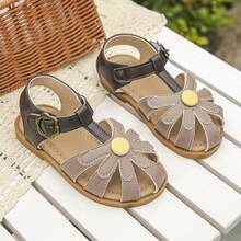 Sandal quai chữ T thời trang và tiện dụng cho bé gái - Thiết kế nổi bật với chi tiết hoa 3D, quai cài chắc chắn, đế mềm dẻo, tuyệt vời cho kỳ nghỉ, tiệc tùng và vui chơi cả ngày. - Màu Khaki - Xem 4