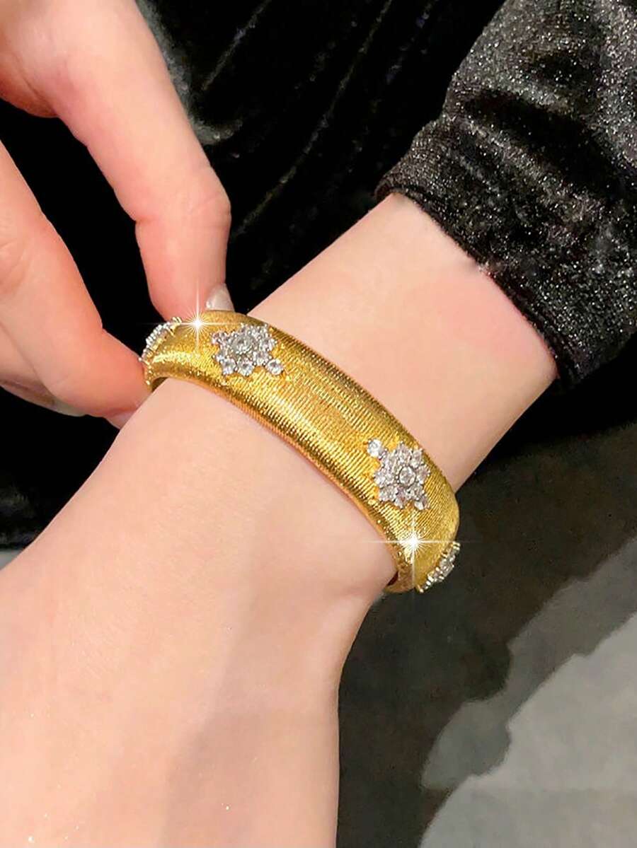 jealous young 1条幸运立方氧化锆四叶草设计女士时尚手链，适合作为婚礼、惊喜礼物、节日盛装、订婚派对珠宝礼物 - 金色 - 查看 1