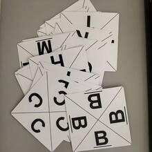 Bộ trò chơi tiệc tùng vui nhộn dành cho người lớn từ 17 tuổi trở lên, bao gồm luật uống rượu, lý tưởng cho các buổi họp mặt gia đình. Đây là một trò chơi để bàn nổi tiếng trong loạt phim Friends, cũng là một món quà tuyệt vời cho dịp lễ - Trò chơi bài bẩn thỉu vui nhộn. - Nhiều màu - Xem 6