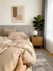 Bộ ga trải giường 2/3 món kiểu Bắc Âu, sang trọng nhẹ nhàng, mềm mại như lụa, phù hợp mọi mùa, màu trơn (không bao gồm ruột chăn) có kích thước 135*200cm/160*220cm. Có nhiều màu sắc để lựa chọn. Mềm mại và thân thiện với da, giúp bạn ngủ ngon hơn. Có thể giặt tay và giặt máy. Thích hợp cho phòng đơn/đôi, ký túc xá và nhà nghỉ. Một món quà hoàn hảo cho Ngày Valentine và Năm mới. - Màu Khaki - Xem 4