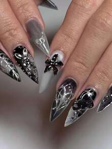 Sanrio 用这套30片装的假指甲来改变你的指甲吧！这款假指甲采用长杏仁形设计，融合了复古暗黑哥特风、前卫朋克风、Y2K甜美酷炫风以及现代休闲极简主义风格。 - 黑與白 - 查看 10