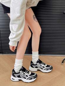 New Women Casual Sneakers, Chunky Sneakers, Shoes, White Shoes, Lace-Up Round Toe Mixed Material Breathable Versatile Printed Graffiti College Style Student Outdoor Hiking Casual Commuting Shoes - 黑與白 - 查看 6