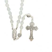 这款天主教念珠项链由白色宝石和不锈钢珠制成，配有圣本笃奖章和十字架吊坠，男女皆宜。 - cat eyes - 查看 5
