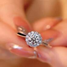 KAHOOT 这款时尚优雅的复古风925纯银戒指，镶嵌2克拉莫桑石，饰以向日葵图案。可调节尺寸，男女皆宜，是日常佩戴、约会、婚礼、订婚、宴会、派对和求婚的完美之选。同时，它也是情人节、感恩节、圣诞节、万圣节、母亲节、新年、周年纪念日和生日的绝佳礼物。 - 銀色 - 查看 3